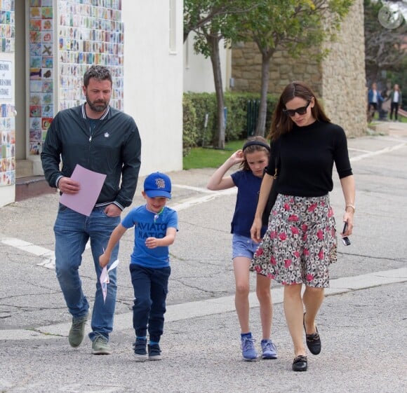 Jennifer Garner, Ben Affleck et leurs enfants, Samuel et Seraphina à la sortie de l'église à Los Angeles, Californie, Etats-Unis, le 15 avril 2018.