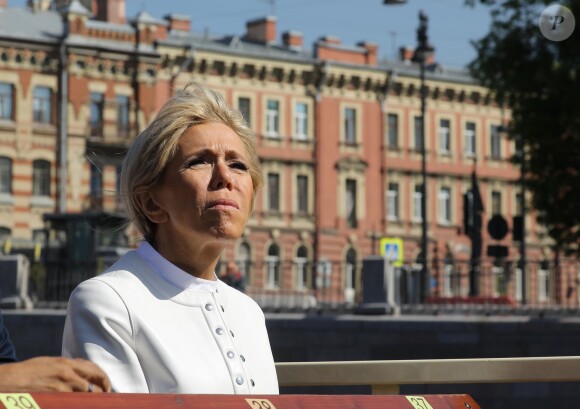 La première dame Brigitte Macron visite Saint-Petersbourg à bord d'un bateau sur la Neva le 25 mai 2018. Le couple présidentiel français est en visite officielle dans la Fédération de Russie les 24 et 25 mai 2018. © Dominique Jacovides / Bestimage