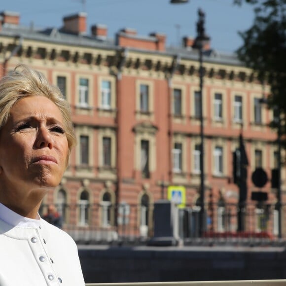 La première dame Brigitte Macron visite Saint-Petersbourg à bord d'un bateau sur la Neva le 25 mai 2018. Le couple présidentiel français est en visite officielle dans la Fédération de Russie les 24 et 25 mai 2018. © Dominique Jacovides / Bestimage