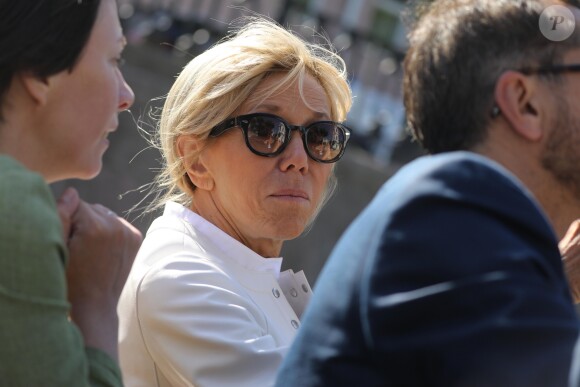 La première dame Brigitte Macron visite Saint-Petersbourg à bord d'un bateau sur la Neva le 25 mai 2018. Le couple présidentiel français est en visite officielle dans la Fédération de Russie les 24 et 25 mai 2018. © Dominique Jacovides / Bestimage