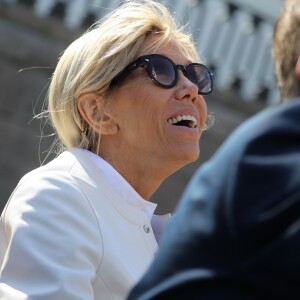 La première dame Brigitte Macron visite Saint-Petersbourg à bord d'un bateau sur la Neva le 25 mai 2018. Le couple présidentiel français est en visite officielle dans la Fédération de Russie les 24 et 25 mai 2018. © Dominique Jacovides / Bestimage