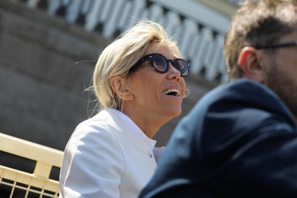 La première dame Brigitte Macron visite Saint-Petersbourg à bord d'un bateau sur la Neva le 25 mai 2018. Le couple présidentiel français est en visite officielle dans la Fédération de Russie les 24 et 25 mai 2018. © Dominique Jacovides / Bestimage