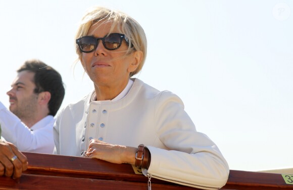 La première dame Brigitte Macron visite Saint-Petersbourg à bord d'un bateau sur la Neva le 25 mai 2018. Le couple présidentiel français est en visite officielle dans la Fédération de Russie les 24 et 25 mai 2018. © Dominique Jacovides / Bestimage