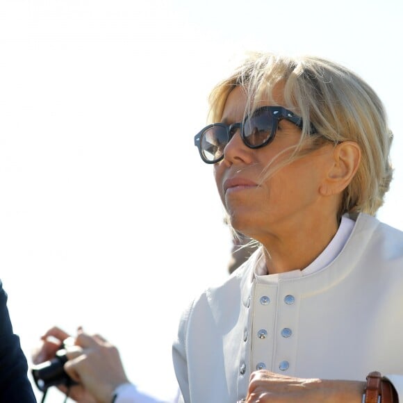 La première dame Brigitte Macron visite Saint-Petersbourg à bord d'un bateau sur la Neva le 25 mai 2018. Le couple présidentiel français est en visite officielle dans la Fédération de Russie les 24 et 25 mai 2018. © Dominique Jacovides / Bestimage