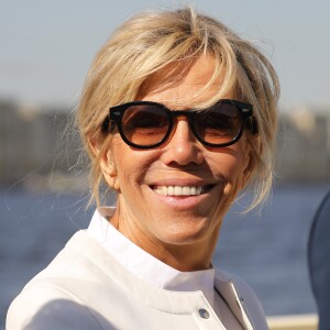 La première dame Brigitte Macron visite Saint-Petersbourg à bord d'un bateau sur la Neva le 25 mai 2018. Le couple présidentiel français est en visite officielle dans la Fédération de Russie les 24 et 25 mai 2018. © Dominique Jacovides / Bestimage