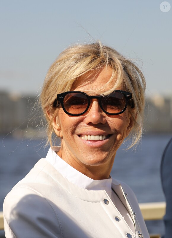 La première dame Brigitte Macron visite Saint-Petersbourg à bord d'un bateau sur la Neva le 25 mai 2018. Le couple présidentiel français est en visite officielle dans la Fédération de Russie les 24 et 25 mai 2018. © Dominique Jacovides / Bestimage