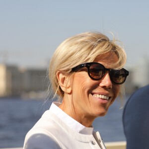 La première dame Brigitte Macron visite Saint-Petersbourg à bord d'un bateau sur la Neva le 25 mai 2018. Le couple présidentiel français est en visite officielle dans la Fédération de Russie les 24 et 25 mai 2018. © Dominique Jacovides / Bestimage