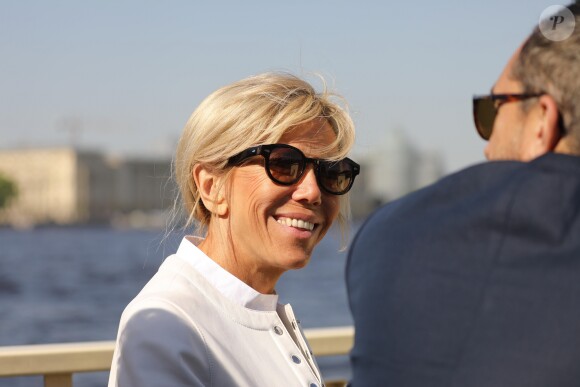 La première dame Brigitte Macron visite Saint-Petersbourg à bord d'un bateau sur la Neva le 25 mai 2018. Le couple présidentiel français est en visite officielle dans la Fédération de Russie les 24 et 25 mai 2018. © Dominique Jacovides / Bestimage