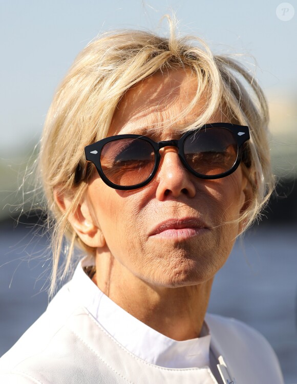 La première dame Brigitte Macron visite Saint-Petersbourg à bord d'un bateau sur la Neva le 25 mai 2018. Le couple présidentiel français est en visite officielle dans la Fédération de Russie les 24 et 25 mai 2018. © Dominique Jacovides / Bestimage
