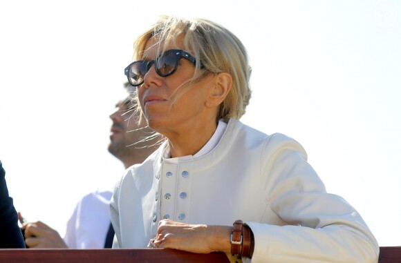 La première dame Brigitte Macron visite Saint-Petersbourg à bord d'un bateau sur la Neva le 25 mai 2018. Le couple présidentiel français est en visite officielle dans la Fédération de Russie les 24 et 25 mai 2018. © Dominique Jacovides / Bestimage