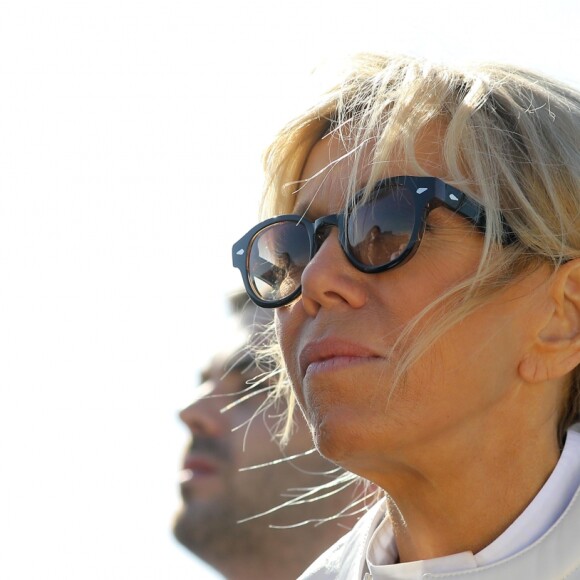 La première dame Brigitte Macron visite Saint-Petersbourg à bord d'un bateau sur la Neva le 25 mai 2018. Le couple présidentiel français est en visite officielle dans la Fédération de Russie les 24 et 25 mai 2018. © Dominique Jacovides / Bestimage