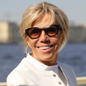 La première dame Brigitte Macron visite Saint-Petersbourg à bord d'un bateau sur la Neva le 25 mai 2018. Le couple présidentiel français est en visite officielle dans la Fédération de Russie les 24 et 25 mai 2018. © Dominique Jacovides / Bestimage