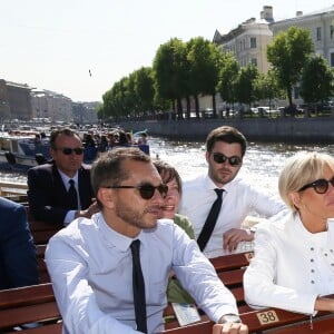 Pierre-Olivier Costa, directeur de cabinet, Tristan Bromet, chef de cabinet - La première dame Brigitte Macron visite Saint-Petersbourg à bord d'un bateau sur la Neva le 25 mai 2018. Le couple présidentiel français est en visite officielle dans la Fédération de Russie les 24 et 25 mai 2018. © Dominique Jacovides / Bestimage