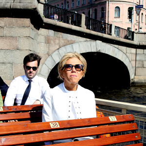 Tristan Bromet, chef de cabinet - La première dame Brigitte Macron visite Saint-Petersbourg à bord d'un bateau sur la Neva le 25 mai 2018. Le couple présidentiel français est en visite officielle dans la Fédération de Russie les 24 et 25 mai 2018. © Dominique Jacovides / Bestimage