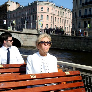 Tristan Bromet, chef de cabinet - La première dame Brigitte Macron visite Saint-Petersbourg à bord d'un bateau sur la Neva le 25 mai 2018. Le couple présidentiel français est en visite officielle dans la Fédération de Russie les 24 et 25 mai 2018. © Dominique Jacovides / Bestimage