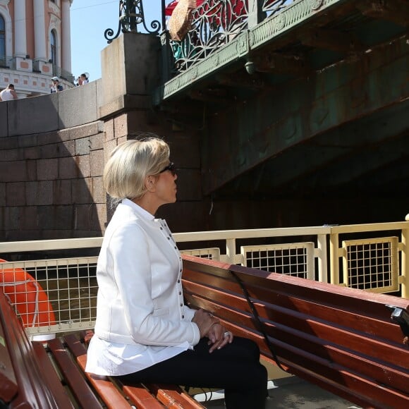 La première dame Brigitte Macron visite Saint-Petersbourg à bord d'un bateau sur la Neva le 25 mai 2018. Le couple présidentiel français est en visite officielle dans la Fédération de Russie les 24 et 25 mai 2018. © Dominique Jacovides / Bestimage