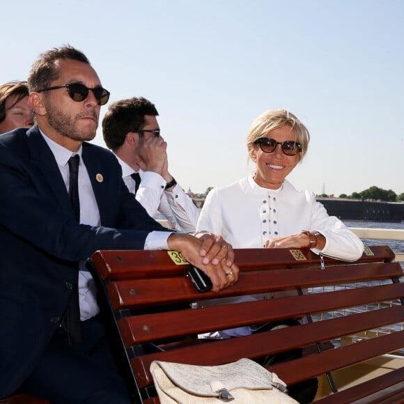 Pierre-Olivier Costa, directeur de cabinet, Tristan Bromet, chef de cabinet - La première dame Brigitte Macron visite Saint-Petersbourg à bord d'un bateau sur la Neva le 25 mai 2018. Le couple présidentiel français est en visite officielle dans la Fédération de Russie les 24 et 25 mai 2018. © Dominique Jacovides / Bestimage