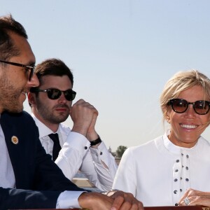 Pierre-Olivier Costa, directeur de cabinet, Tristan Bromet, chef de cabinet - La première dame Brigitte Macron visite Saint-Petersbourg à bord d'un bateau sur la Neva le 25 mai 2018. Le couple présidentiel français est en visite officielle dans la Fédération de Russie les 24 et 25 mai 2018. © Dominique Jacovides / Bestimage