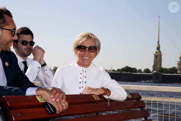 Pierre-Olivier Costa, directeur de cabinet, Tristan Bromet, chef de cabinet - La première dame Brigitte Macron visite Saint-Petersbourg à bord d'un bateau sur la Neva le 25 mai 2018. Le couple présidentiel français est en visite officielle dans la Fédération de Russie les 24 et 25 mai 2018. © Dominique Jacovides / Bestimage