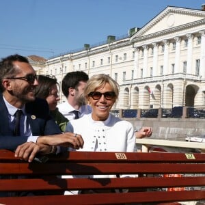 Pierre-Olivier Costa, directeur de cabinet, Tristan Bromet, chef de cabinet - La première dame Brigitte Macron visite Saint-Petersbourg à bord d'un bateau sur la Neva le 25 mai 2018. Le couple présidentiel français est en visite officielle dans la Fédération de Russie les 24 et 25 mai 2018. © Dominique Jacovides / Bestimage