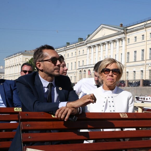 Pierre-Olivier Costa, directeur de cabinet, Tristan Bromet, chef de cabinet - La première dame Brigitte Macron visite Saint-Petersbourg à bord d'un bateau sur la Neva le 25 mai 2018. Le couple présidentiel français est en visite officielle dans la Fédération de Russie les 24 et 25 mai 2018. © Dominique Jacovides / Bestimage