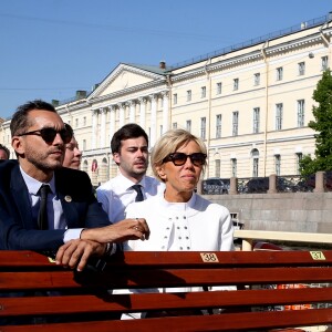 Pierre-Olivier Costa, directeur de cabinet, Tristan Bromet, chef de cabinet - La première dame Brigitte Macron visite Saint-Petersbourg à bord d'un bateau sur la Neva le 25 mai 2018. Le couple présidentiel français est en visite officielle dans la Fédération de Russie les 24 et 25 mai 2018. © Dominique Jacovides / Bestimage