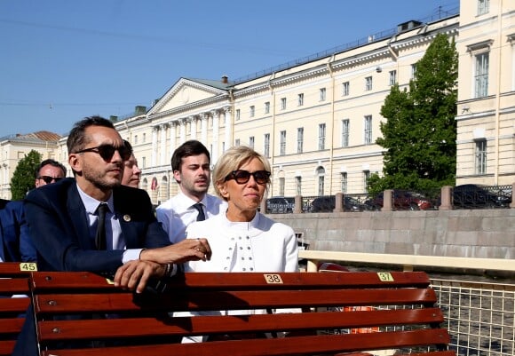 Pierre-Olivier Costa, directeur de cabinet, Tristan Bromet, chef de cabinet - La première dame Brigitte Macron visite Saint-Petersbourg à bord d'un bateau sur la Neva le 25 mai 2018. Le couple présidentiel français est en visite officielle dans la Fédération de Russie les 24 et 25 mai 2018. © Dominique Jacovides / Bestimage