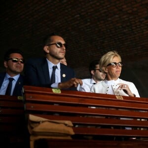 Pierre-Olivier Costa, directeur de cabinet, Tristan Bromet, chef de cabinet - La première dame Brigitte Macron visite Saint-Petersbourg à bord d'un bateau sur la Neva le 25 mai 2018. Le couple présidentiel français est en visite officielle dans la Fédération de Russie les 24 et 25 mai 2018. © Dominique Jacovides / Bestimage