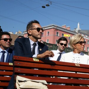 Pierre-Olivier Costa, directeur de cabinet, Tristan Bromet, chef de cabinet - La première dame Brigitte Macron visite Saint-Petersbourg à bord d'un bateau sur la Neva le 25 mai 2018. Le couple présidentiel français est en visite officielle dans la Fédération de Russie les 24 et 25 mai 2018. © Dominique Jacovides / Bestimage