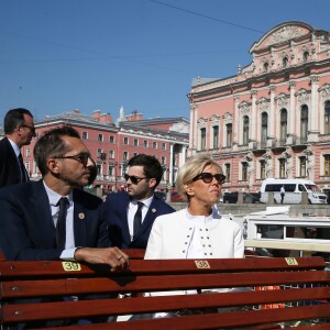 Pierre-Olivier Costa, directeur de cabinet, Tristan Bromet, chef de cabinet - La première dame Brigitte Macron visite Saint-Petersbourg à bord d'un bateau sur la Neva le 25 mai 2018. Le couple présidentiel français est en visite officielle dans la Fédération de Russie les 24 et 25 mai 2018. © Dominique Jacovides / Bestimage