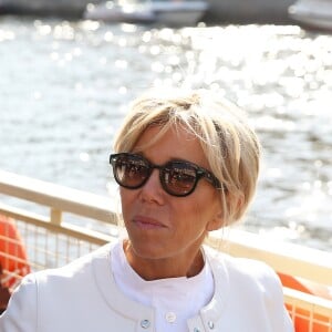 La première dame Brigitte Macron visite Saint-Petersbourg à bord d'un bateau sur la Neva le 25 mai 2018. Le couple présidentiel français est en visite officielle dans la Fédération de Russie les 24 et 25 mai 2018. © Dominique Jacovides / Bestimage