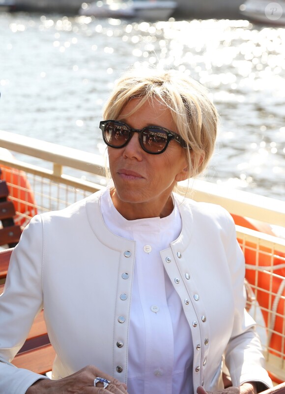 La première dame Brigitte Macron visite Saint-Petersbourg à bord d'un bateau sur la Neva le 25 mai 2018. Le couple présidentiel français est en visite officielle dans la Fédération de Russie les 24 et 25 mai 2018. © Dominique Jacovides / Bestimage