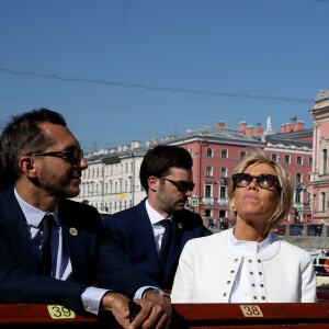 Pierre-Olivier Costa, directeur de cabinet, Tristan Bromet, chef de cabinet - La première dame Brigitte Macron visite Saint-Petersbourg à bord d'un bateau sur la Neva le 25 mai 2018. Le couple présidentiel français est en visite officielle dans la Fédération de Russie les 24 et 25 mai 2018. © Dominique Jacovides / Bestimage