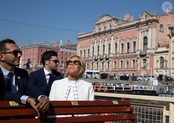 Pierre-Olivier Costa, directeur de cabinet, Tristan Bromet, chef de cabinet - La première dame Brigitte Macron visite Saint-Petersbourg à bord d'un bateau sur la Neva le 25 mai 2018. Le couple présidentiel français est en visite officielle dans la Fédération de Russie les 24 et 25 mai 2018. © Dominique Jacovides / Bestimage