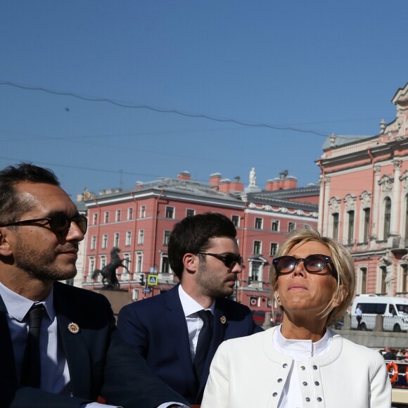 Pierre-Olivier Costa, directeur de cabinet, Tristan Bromet, chef de cabinet - La première dame Brigitte Macron visite Saint-Petersbourg à bord d'un bateau sur la Neva le 25 mai 2018. Le couple présidentiel français est en visite officielle dans la Fédération de Russie les 24 et 25 mai 2018. © Dominique Jacovides / Bestimage