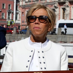 La première dame Brigitte Macron visite Saint-Petersbourg à bord d'un bateau sur la Neva le 25 mai 2018. Le couple présidentiel français est en visite officielle dans la Fédération de Russie les 24 et 25 mai 2018. © Dominique Jacovides / Bestimage