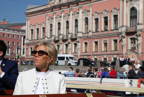 La première dame Brigitte Macron visite Saint-Petersbourg à bord d'un bateau sur la Neva le 25 mai 2018. Le couple présidentiel français est en visite officielle dans la Fédération de Russie les 24 et 25 mai 2018. © Dominique Jacovides / Bestimage