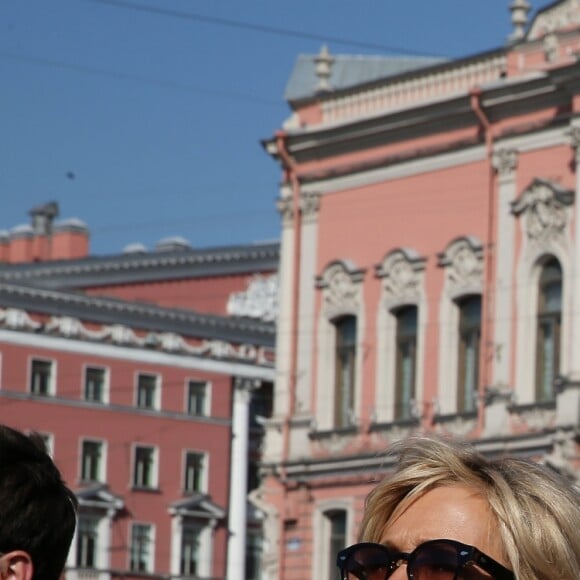 La première dame Brigitte Macron visite Saint-Petersbourg à bord d'un bateau sur la Neva le 25 mai 2018. Le couple présidentiel français est en visite officielle dans la Fédération de Russie les 24 et 25 mai 2018. © Dominique Jacovides / Bestimage