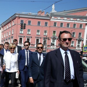 La première dame Brigitte Macron (Trogneux) déambule avec José Pietroboni, chef du protocole, Tristan Bromet, chef de cabinet et Pierre-Olivier Costa, directeur de cabinet, dans les rues de Saint-Pétersbourg, Russie, le 25 mai 2018. © Dominique Jacovides / Bestimage