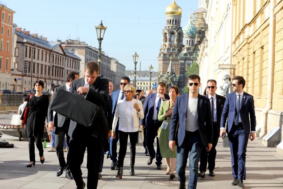 La première dame Brigitte Macron (Trogneux) déambule avec José Pietroboni, chef du protocole, Tristan Bromet, chef de cabinet et Pierre-Olivier Costa, directeur de cabinet, dans les rues de Saint-Pétersbourg, Russie, le 25 mai 2018. © Dominique Jacovides / Bestimage