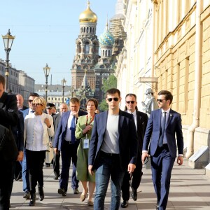 La première dame Brigitte Macron (Trogneux) déambule avec José Pietroboni, chef du protocole, Tristan Bromet, chef de cabinet et Pierre-Olivier Costa, directeur de cabinet, dans les rues de Saint-Pétersbourg, Russie, le 25 mai 2018.© Dominique Jacovides / Bestimage