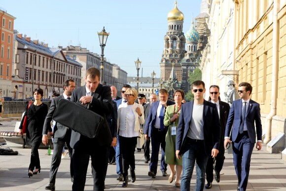 La première dame Brigitte Macron (Trogneux) déambule avec José Pietroboni, chef du protocole, Tristan Bromet, chef de cabinet et Pierre-Olivier Costa, directeur de cabinet, dans les rues de Saint-Pétersbourg, Russie, le 25 mai 2018.© Dominique Jacovides / Bestimage