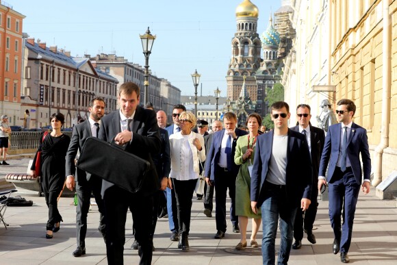 La première dame Brigitte Macron (Trogneux) déambule avec José Pietroboni, chef du protocole, Tristan Bromet, chef de cabinet et Pierre-Olivier Costa, directeur de cabinet, dans les rues de Saint-Pétersbourg, Russie, le 25 mai 2018. © Dominique Jacovides / Bestimage