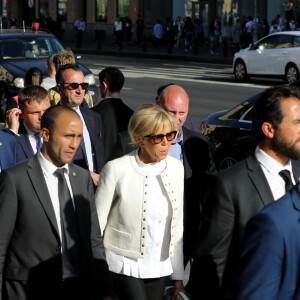 La première dame Brigitte Macron (Trogneux) déambule avec José Pietroboni, chef du protocole, Tristan Bromet, chef de cabinet et Pierre-Olivier Costa, directeur de cabinet, dans les rues de Saint-Pétersbourg, Russie, le 25 mai 2018. © Dominique Jacovides / Bestimage