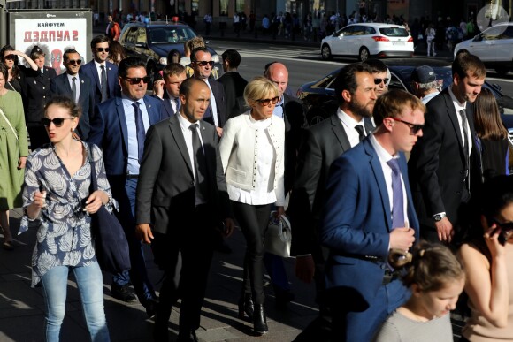 La première dame Brigitte Macron (Trogneux) déambule avec José Pietroboni, chef du protocole, Tristan Bromet, chef de cabinet et Pierre-Olivier Costa, directeur de cabinet, dans les rues de Saint-Pétersbourg, Russie, le 25 mai 2018. © Dominique Jacovides / Bestimage
