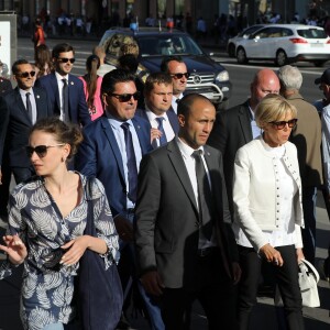 La première dame Brigitte Macron (Trogneux) déambule avec José Pietroboni, chef du protocole, Tristan Bromet, chef de cabinet et Pierre-Olivier Costa, directeur de cabinet, dans les rues de Saint-Pétersbourg, Russie, le 25 mai 2018. © Dominique Jacovides / Bestimage