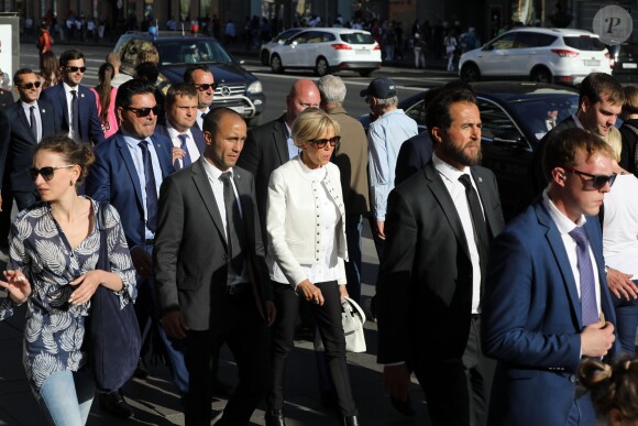 La première dame Brigitte Macron (Trogneux) déambule avec José Pietroboni, chef du protocole, Tristan Bromet, chef de cabinet et Pierre-Olivier Costa, directeur de cabinet, dans les rues de Saint-Pétersbourg, Russie, le 25 mai 2018. © Dominique Jacovides / Bestimage