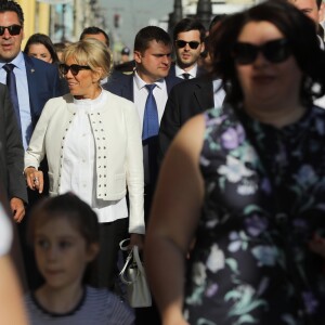 La première dame Brigitte Macron (Trogneux) déambule avec José Pietroboni, chef du protocole, Tristan Bromet, chef de cabinet et Pierre-Olivier Costa, directeur de cabinet, dans les rues de Saint-Pétersbourg, Russie, le 25 mai 2018.© Dominique Jacovides / Bestimage