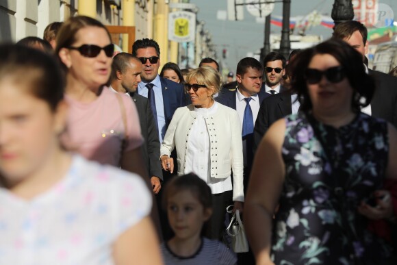 La première dame Brigitte Macron (Trogneux) déambule avec José Pietroboni, chef du protocole, Tristan Bromet, chef de cabinet et Pierre-Olivier Costa, directeur de cabinet, dans les rues de Saint-Pétersbourg, Russie, le 25 mai 2018.© Dominique Jacovides / Bestimage