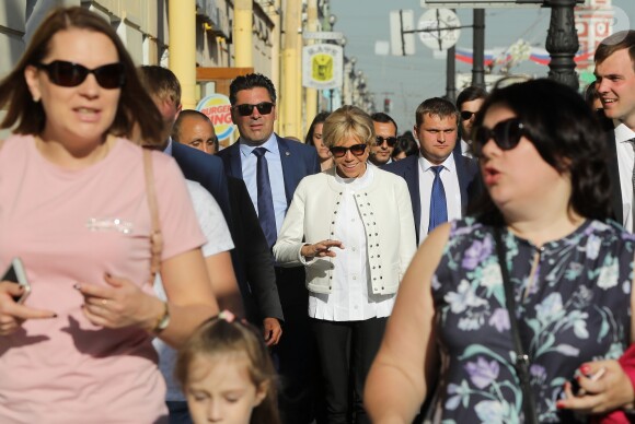 La première dame Brigitte Macron (Trogneux) déambule avec José Pietroboni, chef du protocole, Tristan Bromet, chef de cabinet et Pierre-Olivier Costa, directeur de cabinet, dans les rues de Saint-Pétersbourg, Russie, le 25 mai 2018. © Dominique Jacovides / Bestimage